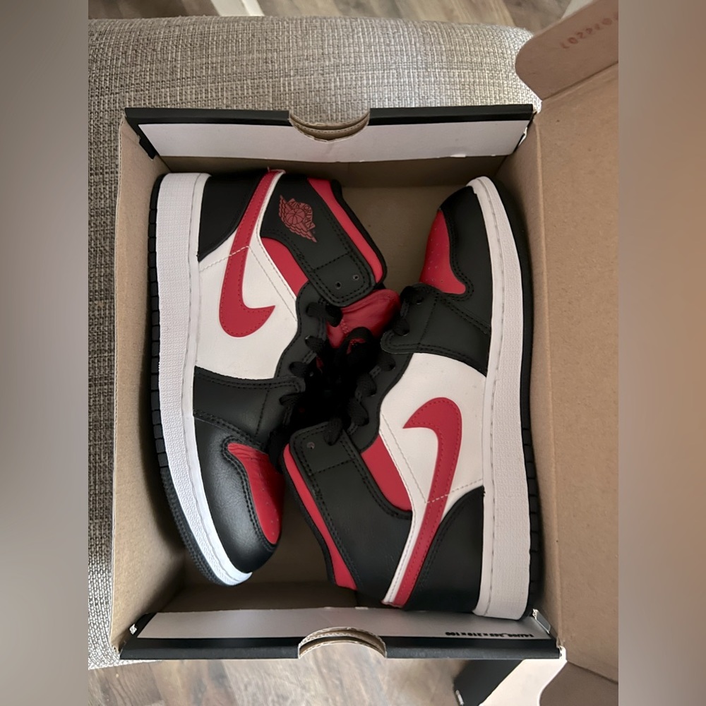 Nike Air Jordan 1 mid. Size youth 4